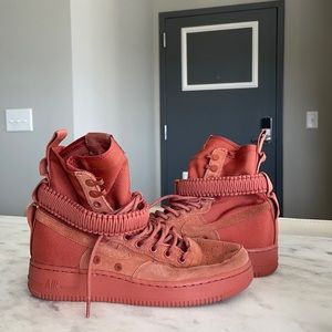 NIKE!!! Worn maybe 2 times…. Just not my style. 7.5mens/9 women’s !